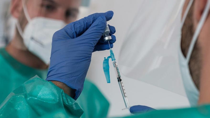 Un sanitario sujeta una vacuna en Ibiza, en una imagen de archivo.