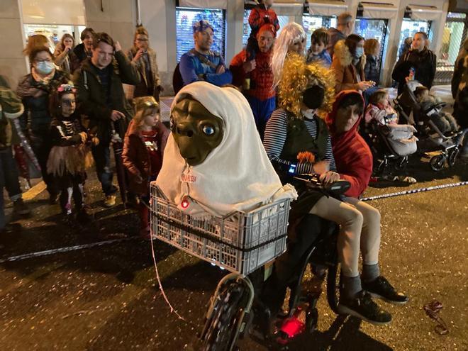 El Gran Desfile d’Antroxos tiñe Avilés de color