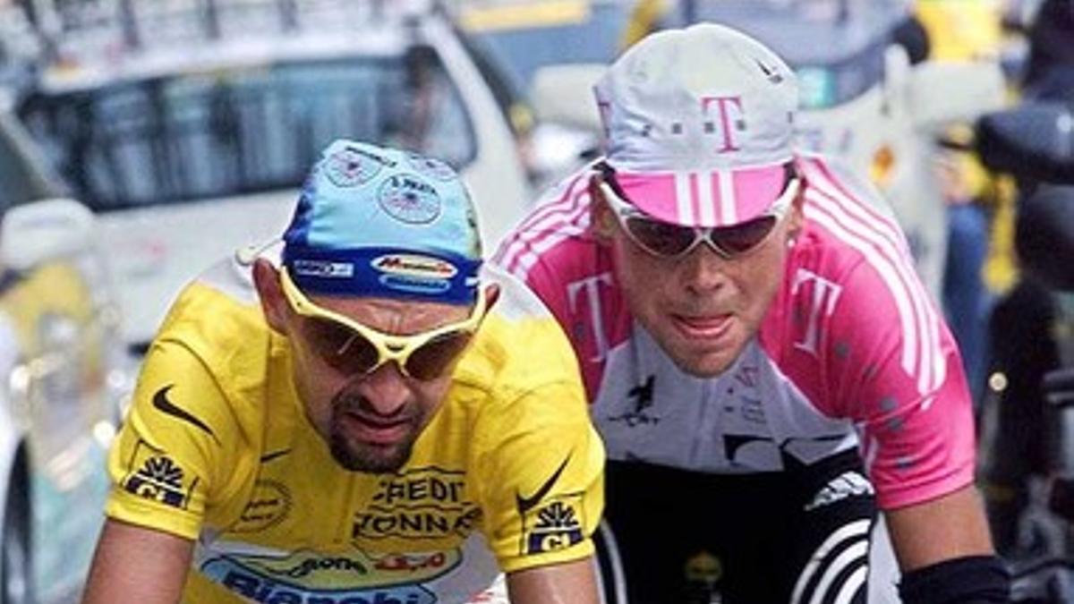 Marco Pantani (con el jersey amarillo) y Jan Ullrich, en una etapa del Tour de 1998