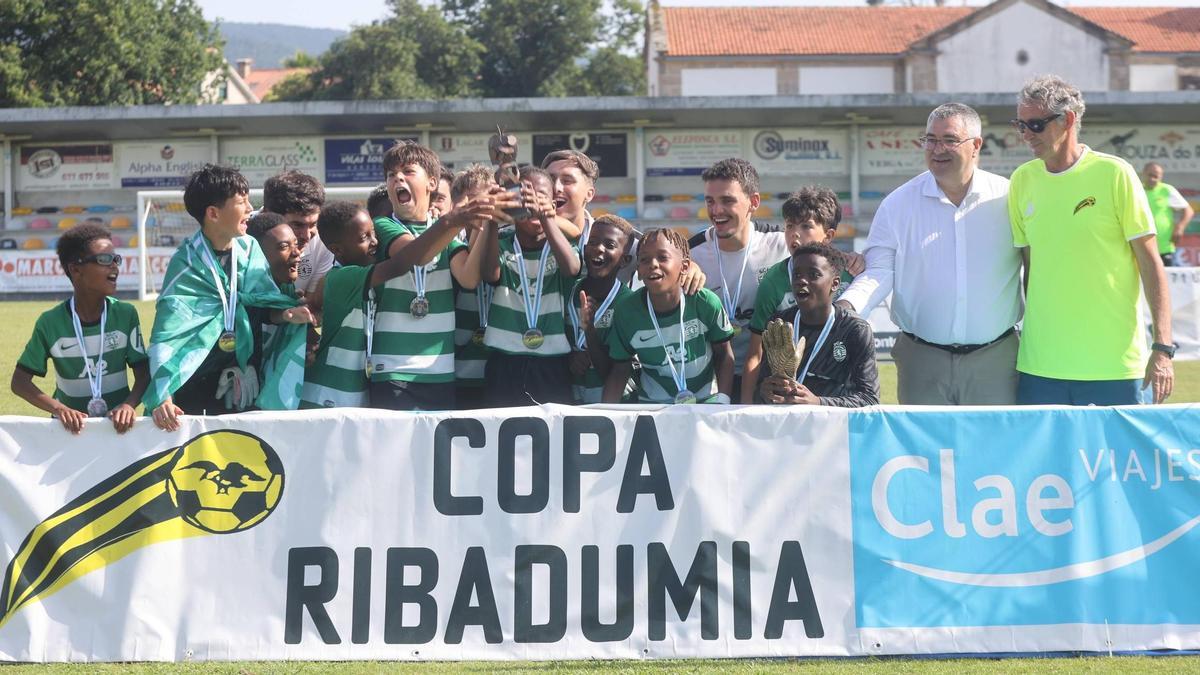 El campeón lisboeta levantando el trofeo de campeón.