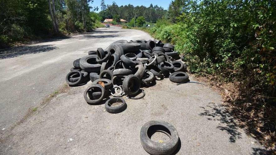 Neumáticos acumulados a la espera de su tratamiento, en la finca totalmente despejada. // G. Santos