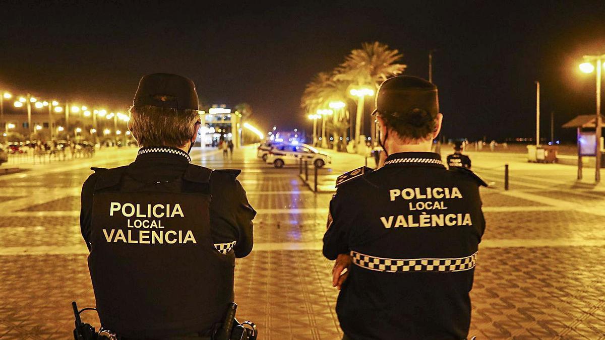 Agentes de la Policía Local vigilan el paseo de la playa de la Malva-rosa, en València.  | F.CALABUIG