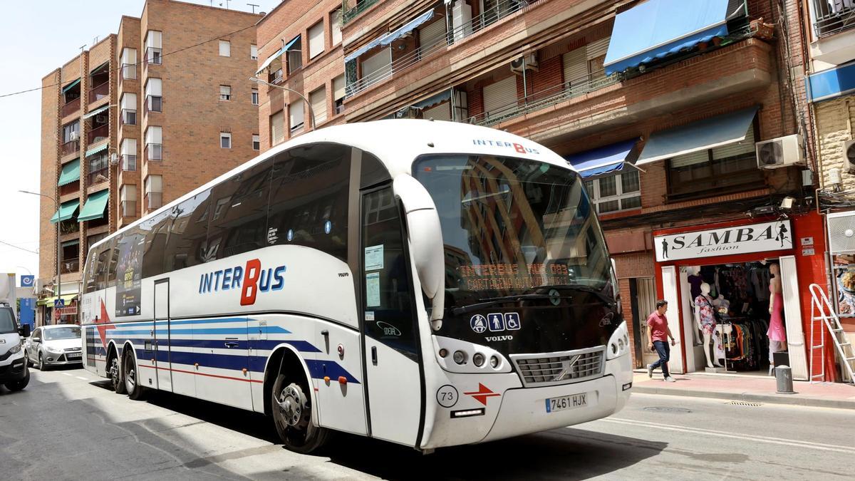 Un autocar de Interbus se dirige a la Estación de Autobuses de Murcia
