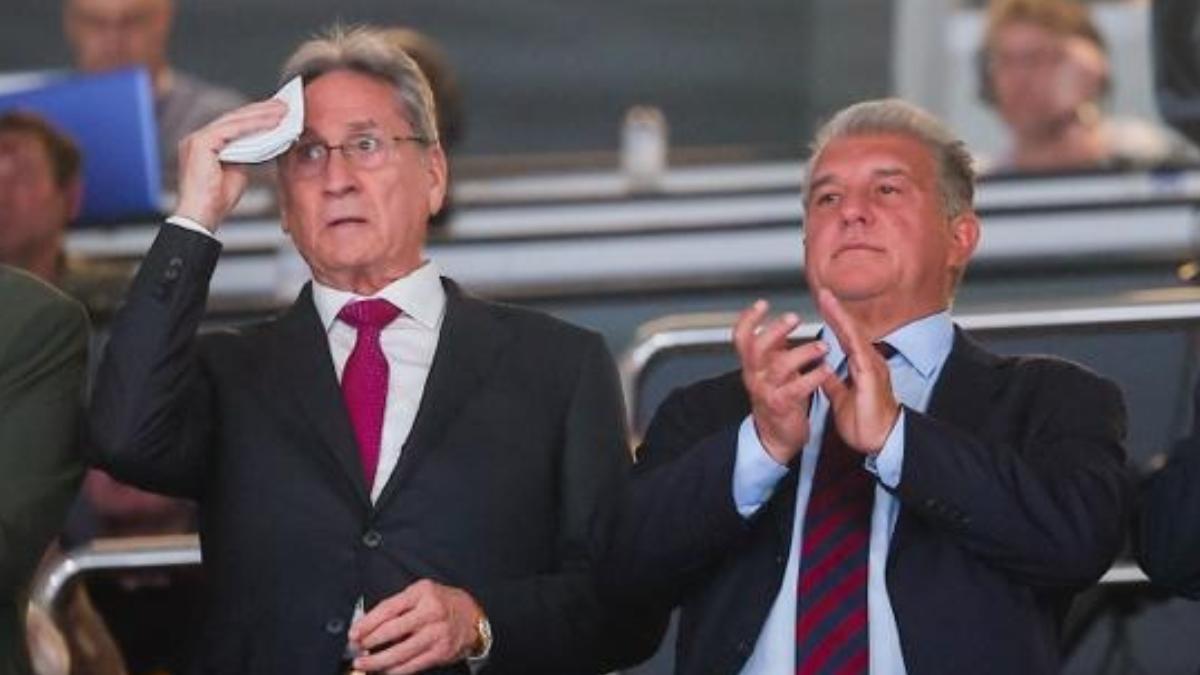 Valero Rivera, junto a Joan Laporta en el palco del Palau