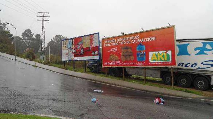 Todas las vallas publicitarias de Cambre incumplen la ordenanza municipal -  La Opinión de A Coruña