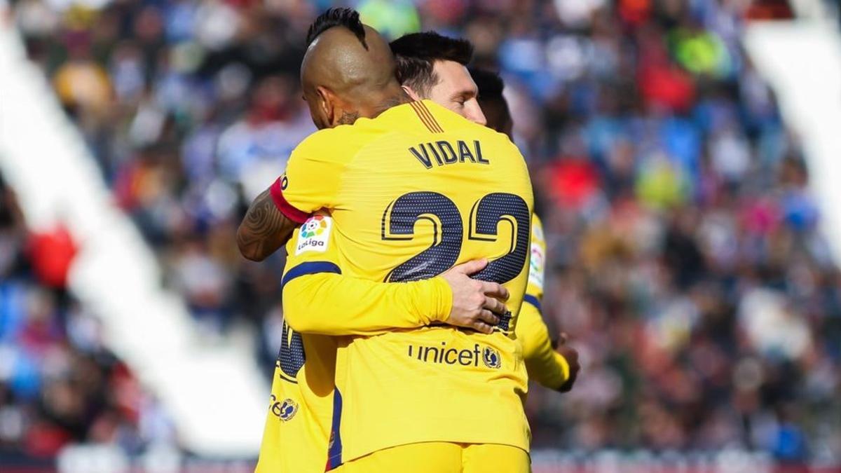 Vidal y Messi celebran el gol del triunfo, obra del chileno, en Leganés.