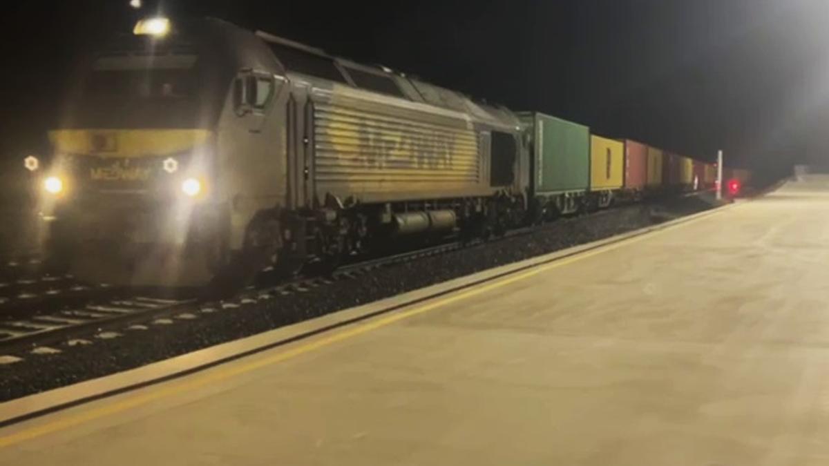 Primer tren de mercancías que salió de la terminal de la Plataforma Logística de Badajoz.