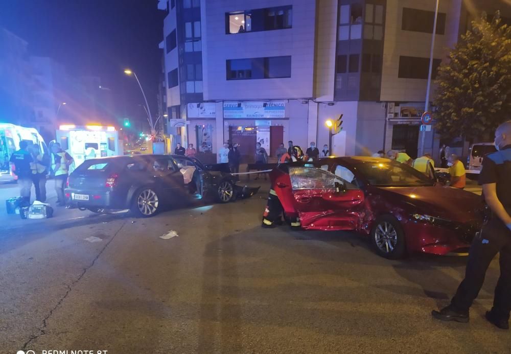 Aparatoso accidente entre dos coches en Gijón