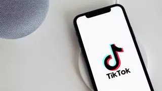 Una agencia que paga 100 dólares la hora por ver TikTok durante 10 horas