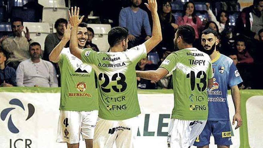 Lolo, Quintela y Taffy en su celebración tras anotar el Palma Futsal el primer tanto del partido de ayer.