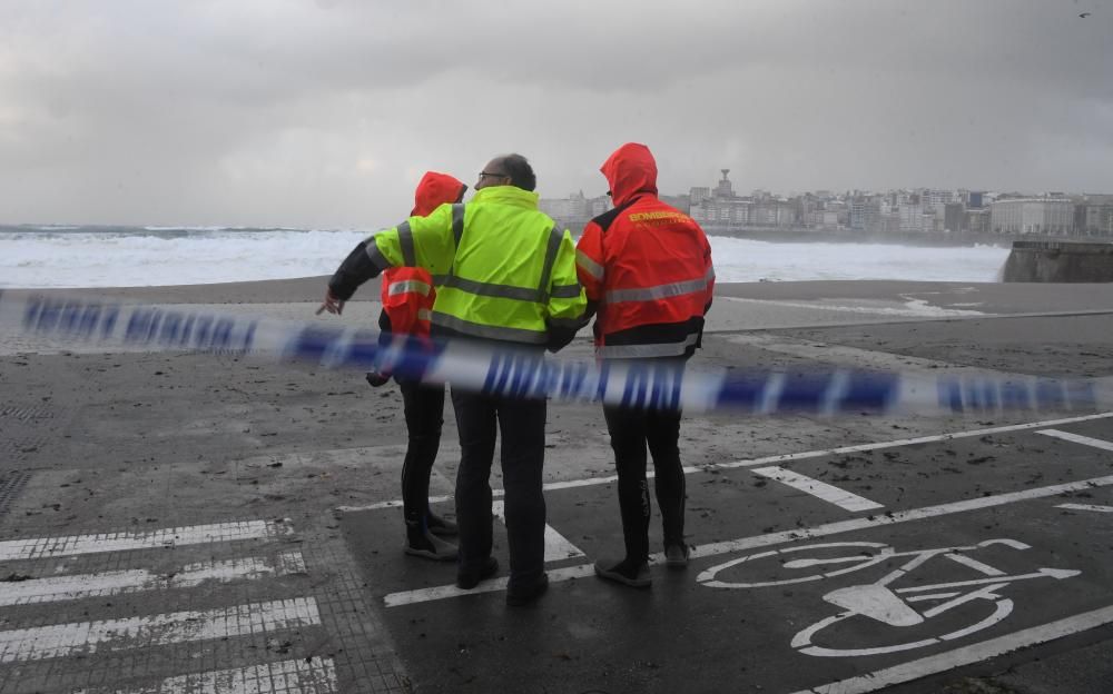 El temporal con alerta roja en el mar deja olas de más de once metros y árboles caídos.