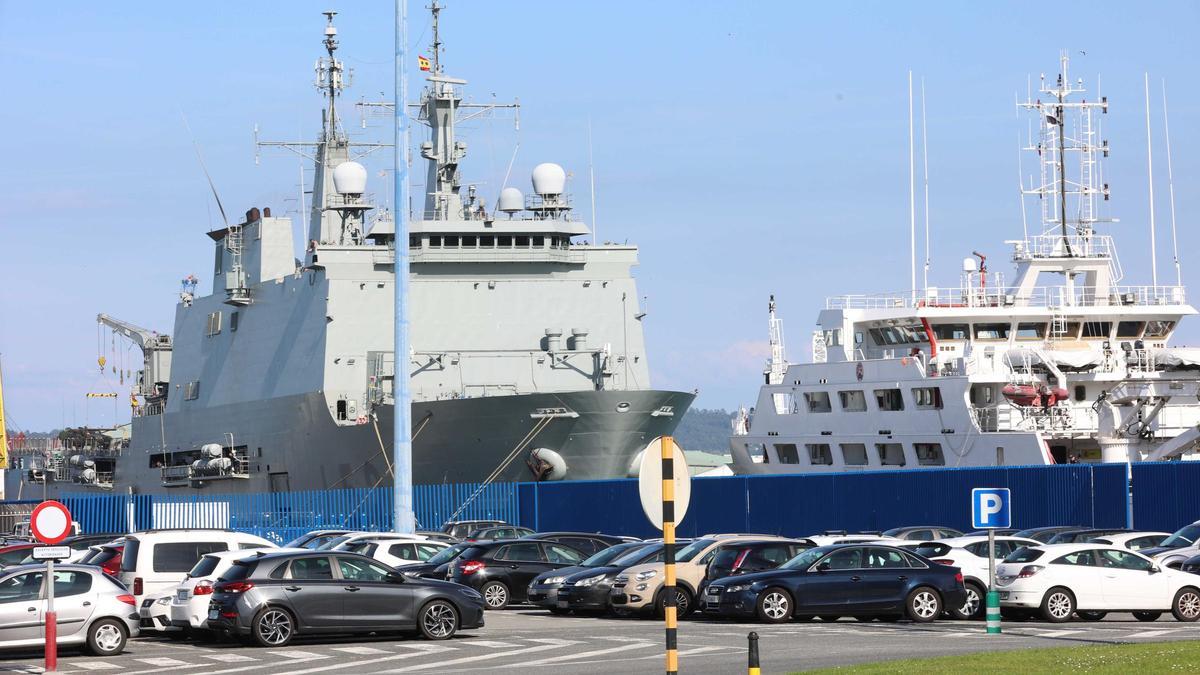 Llegada de dos buques militares al muelle Calvo Sotelo