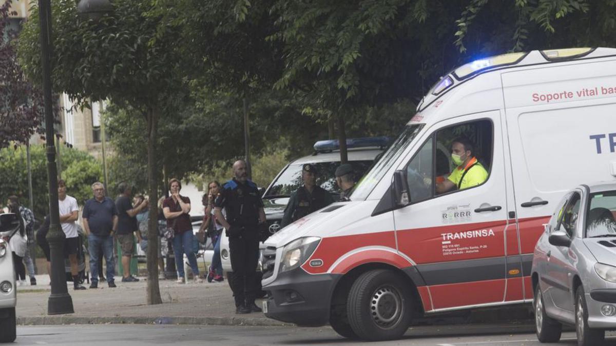 La ambulancia abandona el lugar en dirección al hospital. | Miki López