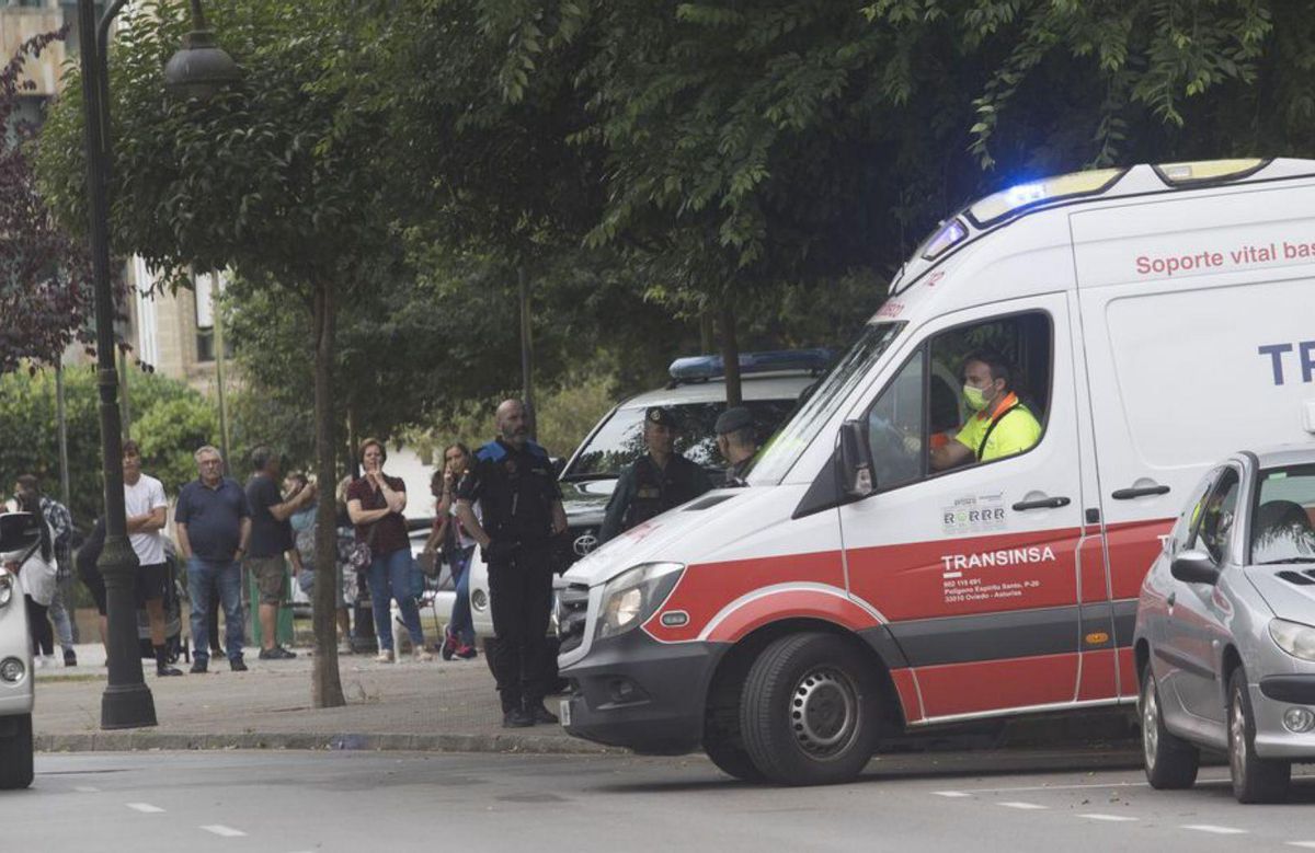 La ambulancia abandona el lugar en dirección al hospital. | Miki López