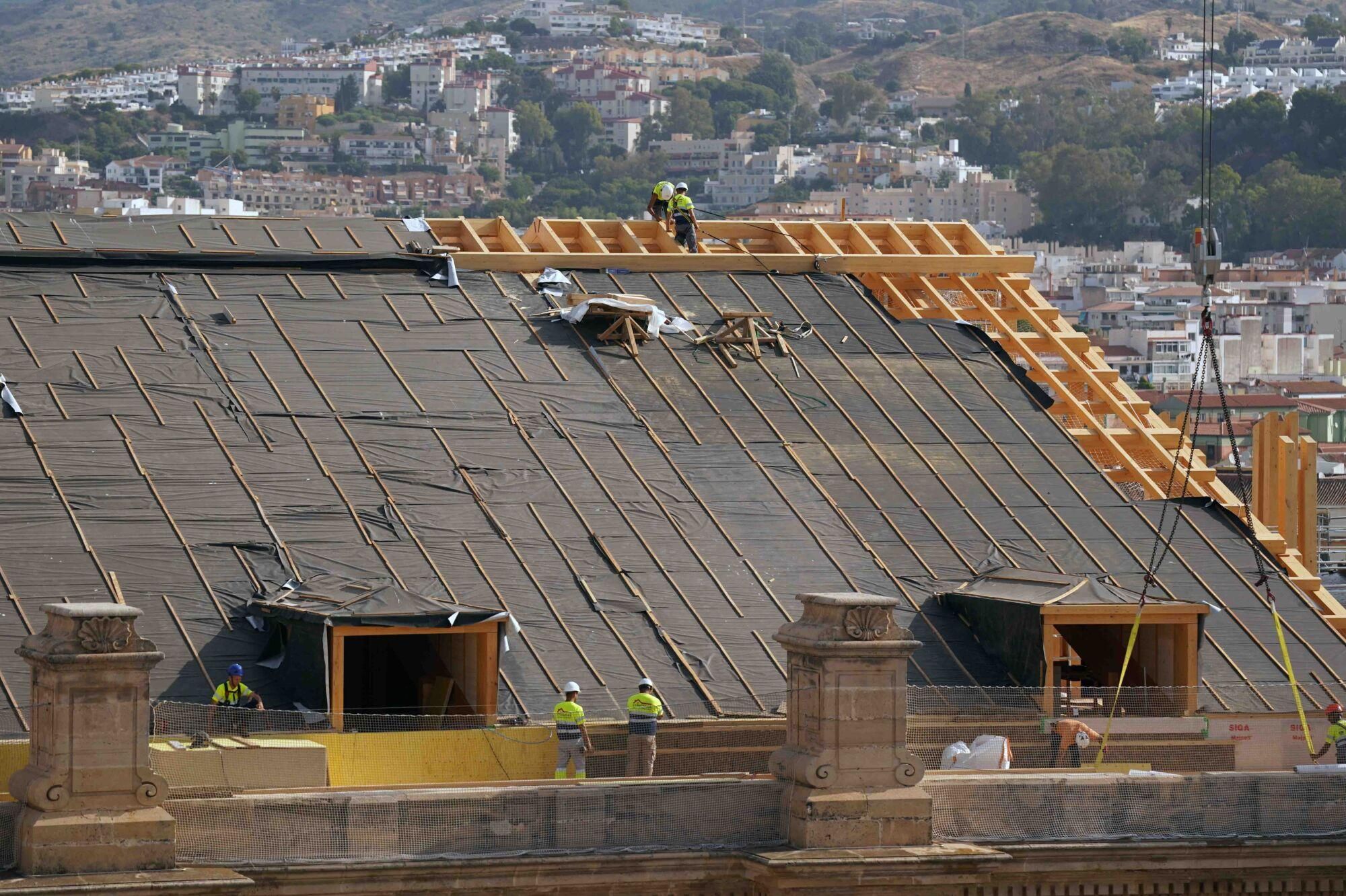Varios operarios durante la construcción de las cubiertas en el techo de la Catedral de Málaga