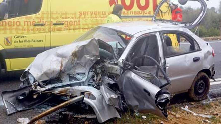 Uno de los coches siniestrados en Santa Eugènia.