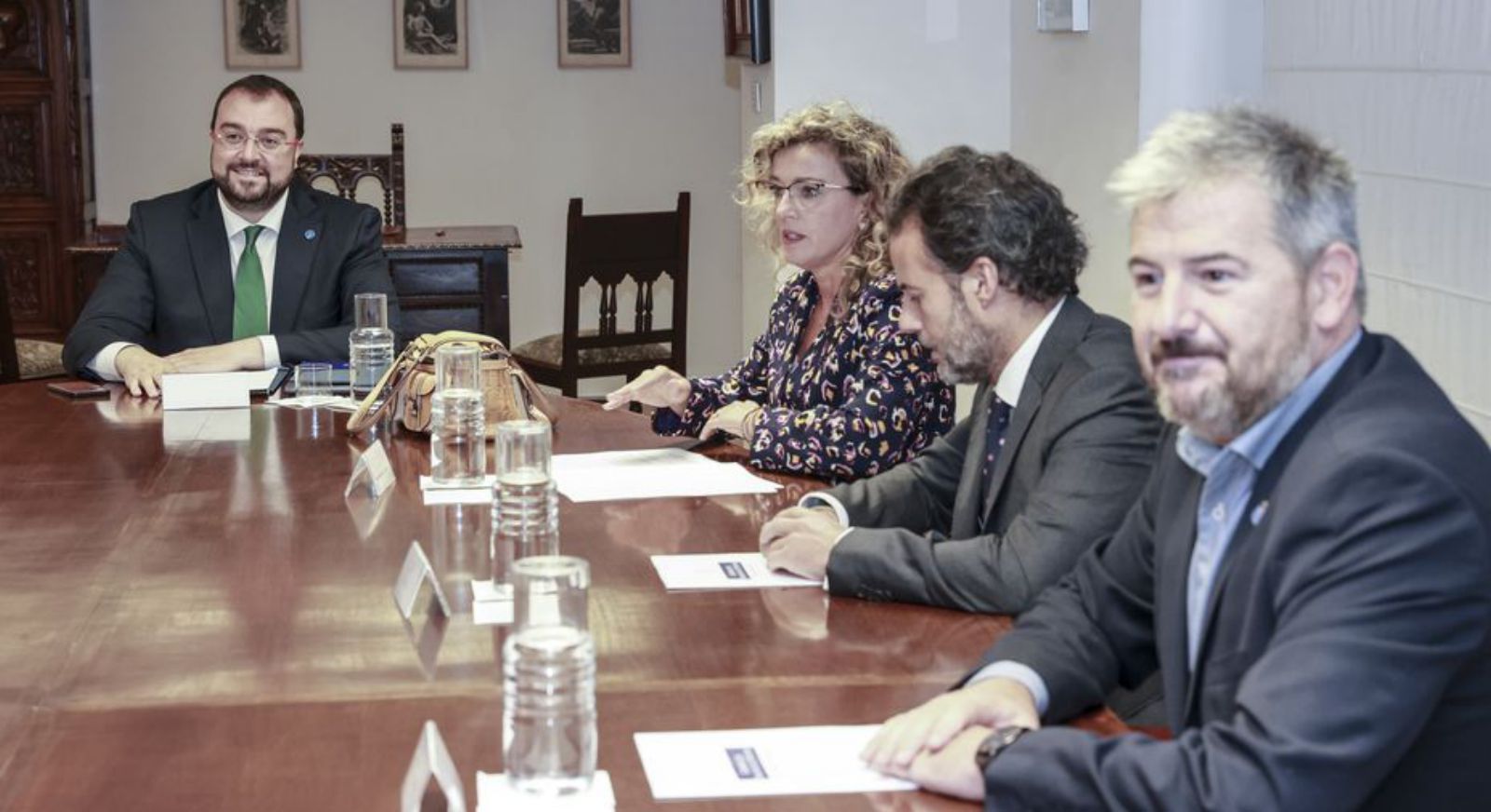 Adrián Barbón, con la delegación de Ciudadanos, compuesta por Susana Fernández, Ignacio Cuesta y Sergio García. | Irma Collín