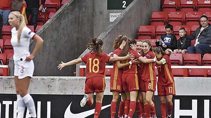 Las jugadoras de España celebran el gol de Olga Carmona que dio la victoria ante Inglaterra.