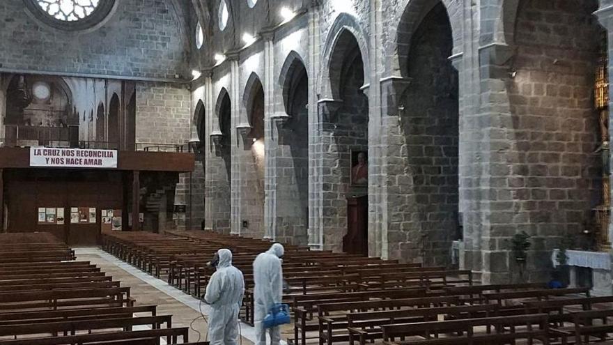 Un momento de las labores de desinfección en la gran nave de la Colegiata de Gandia.