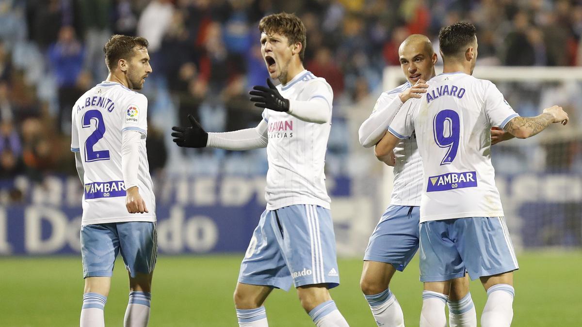 Marc Gual celebra su gol al Mallorca durante su etapa como jugador del Real Zaragoza. A su lado, Alberto Benito, Pombo y Álvaro Vázquez
