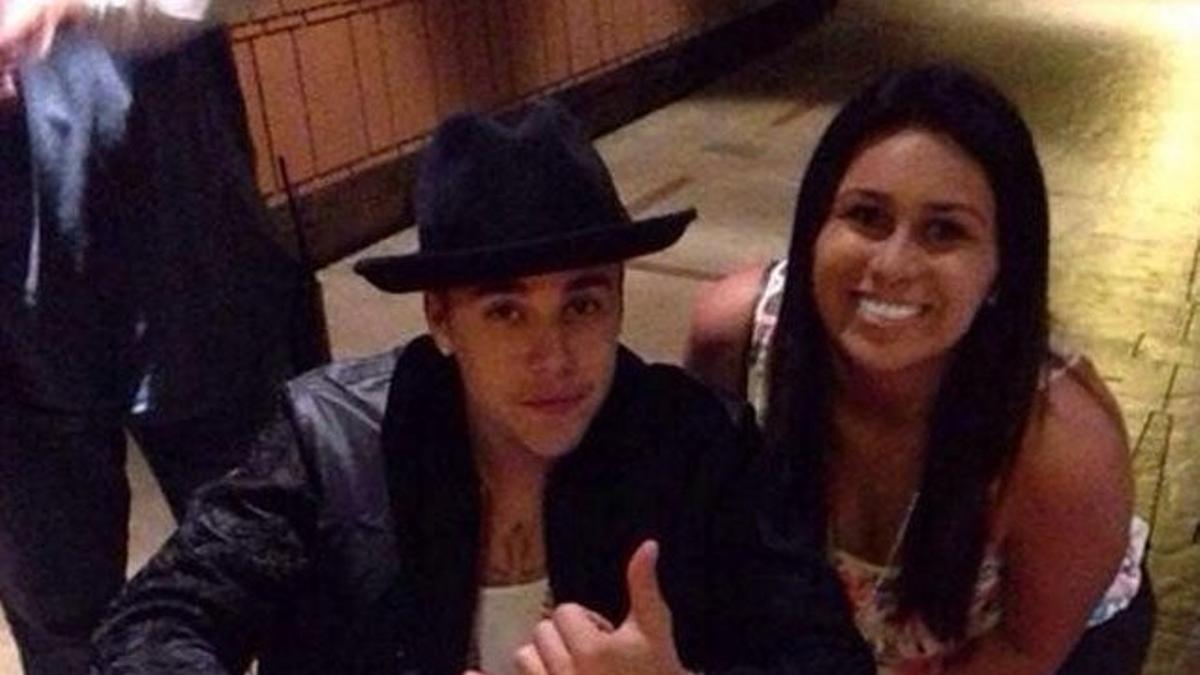 Justin Bieber se pasea en silla de ruedas por Disneyland