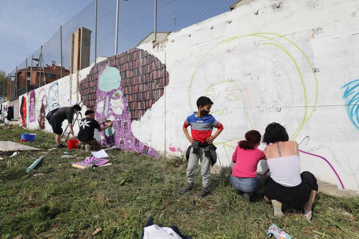 Comienzan a pintar el mural feminista en Torrero