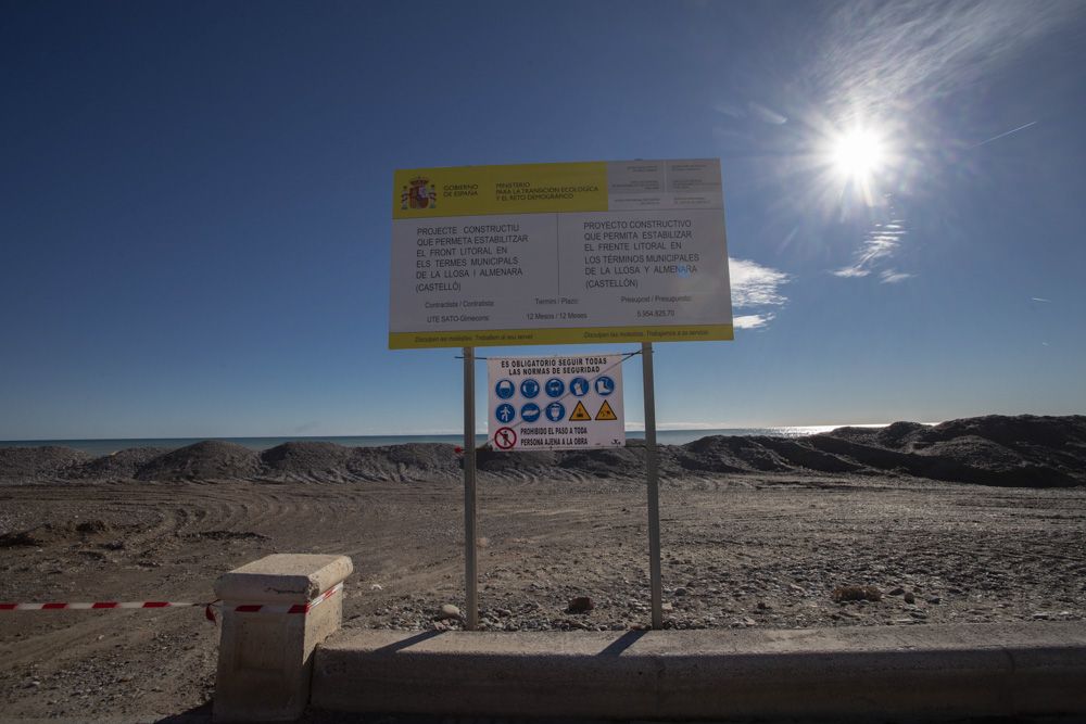 Estado de las obras en la playa de Almenara, con la grava extraída en las playas de Sagunt.