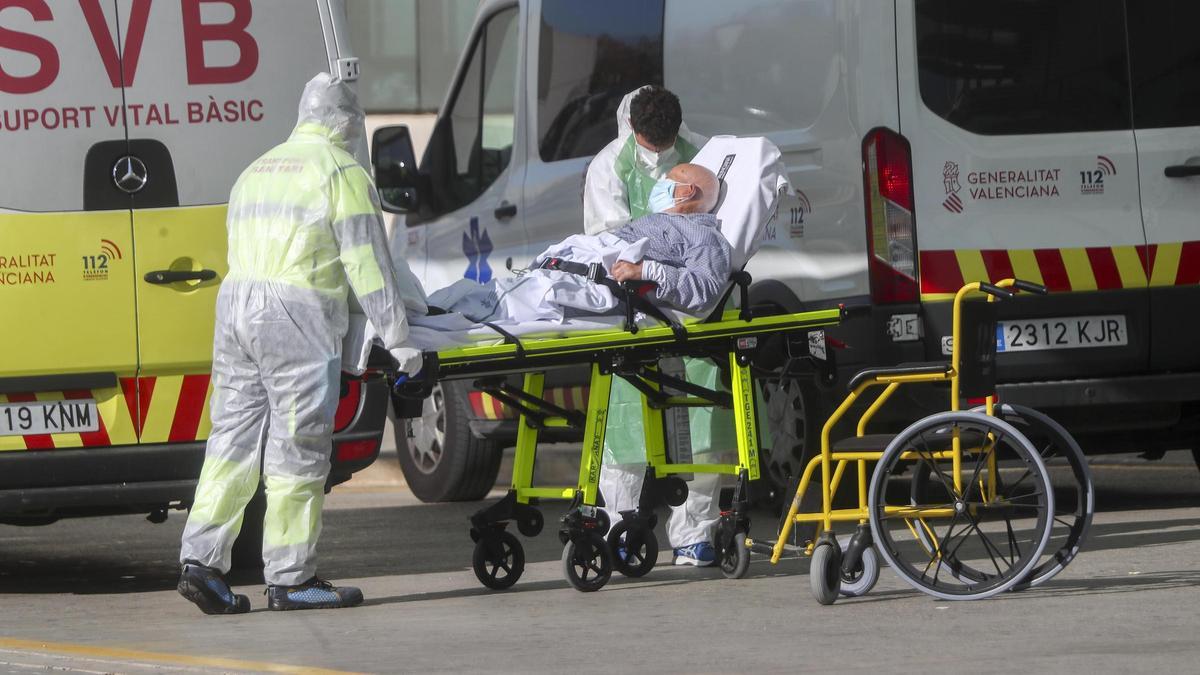 Sanitarios trasladan a un enfermo protegidos con EPI por el coronavirus en Valencia.