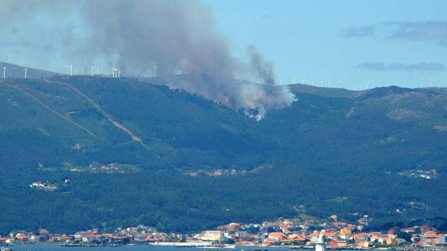 Dos incendios en Boiro y Rianxo arrasan 30 hectáreas en cuatro horas
