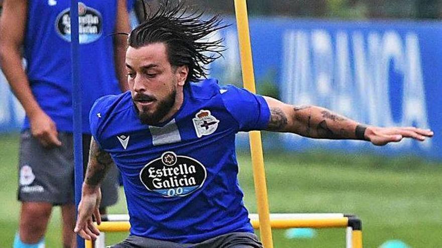 Héctor Hernández, durante un entrenamiento en la ciudad deportiva.