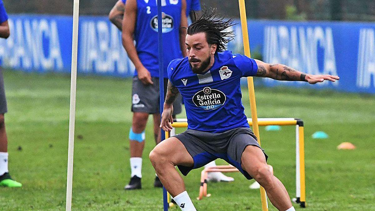 Héctor Hernández, durante un entrenamiento en la ciudad deportiva.