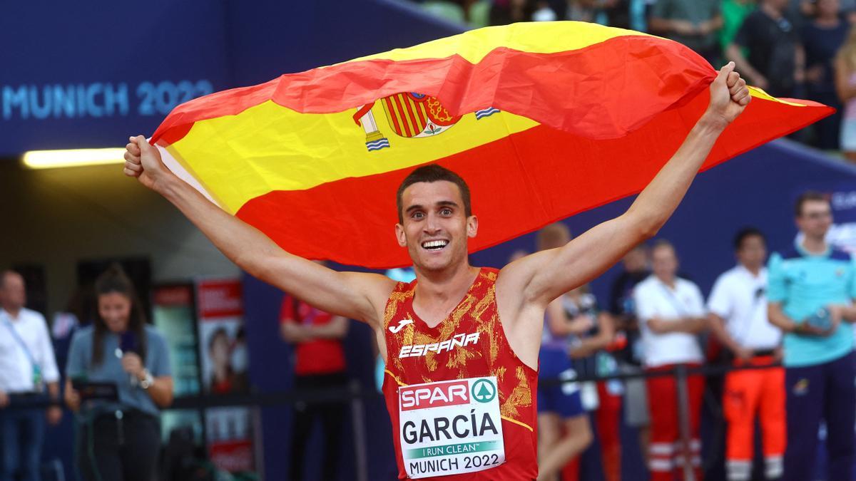 Mariano García, con la bandera española, dando la vuelta de honor