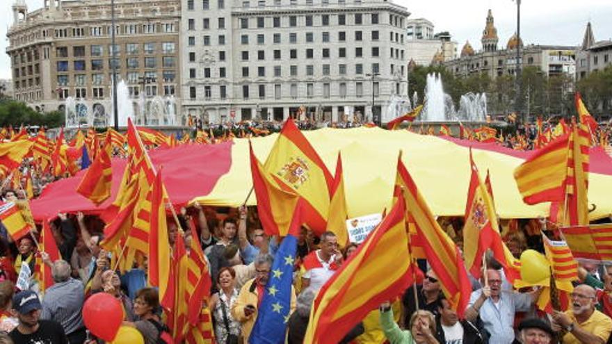 Centenares de personas, concentradas en Plaza de Catalunya