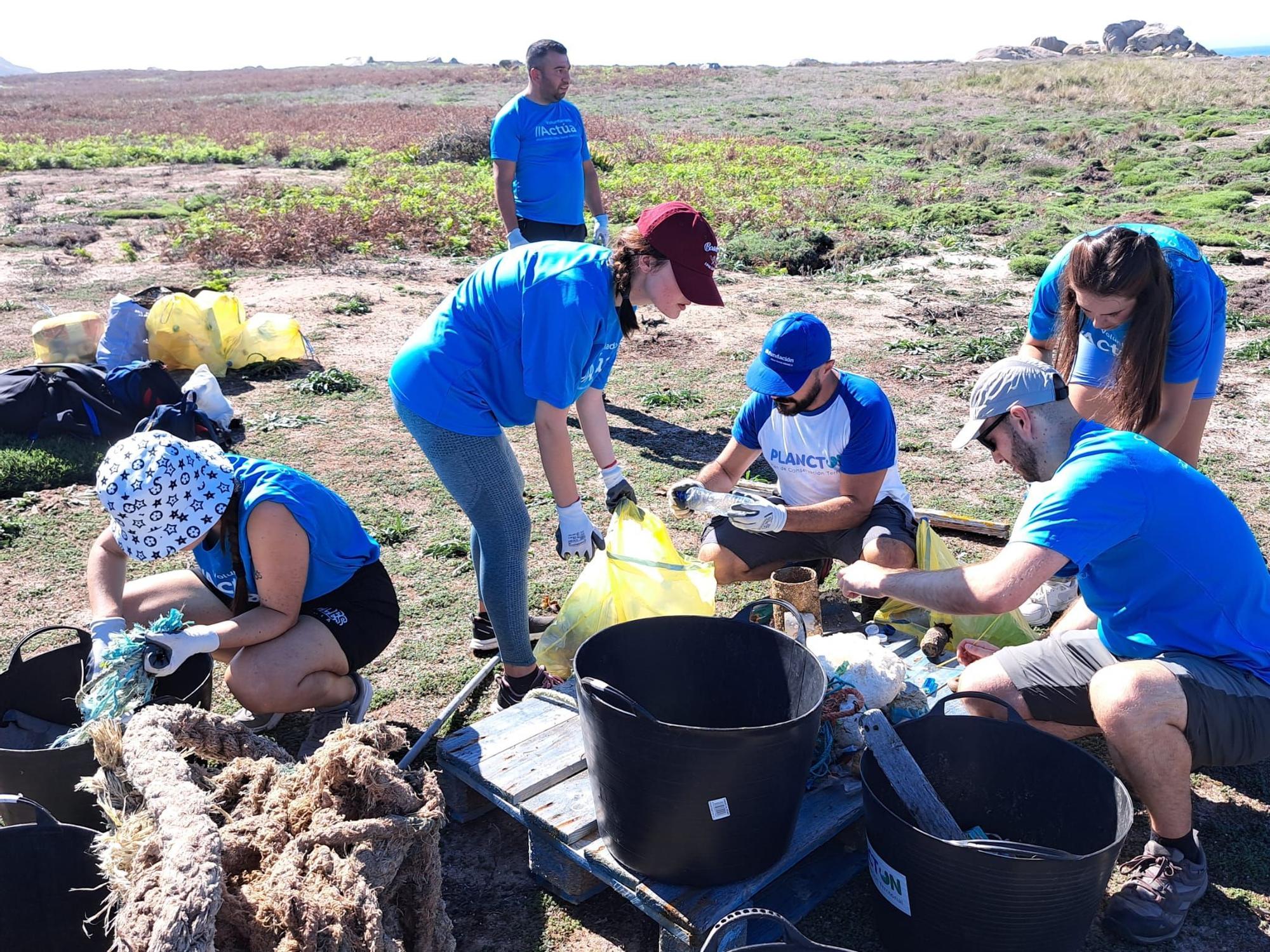 Nueva jornada de eliminación de basura marina en Sálvora, con el programa Plancton de Afundación.