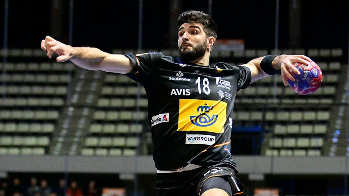 Imanol Garciandia se eleva para lanzar contra Chile