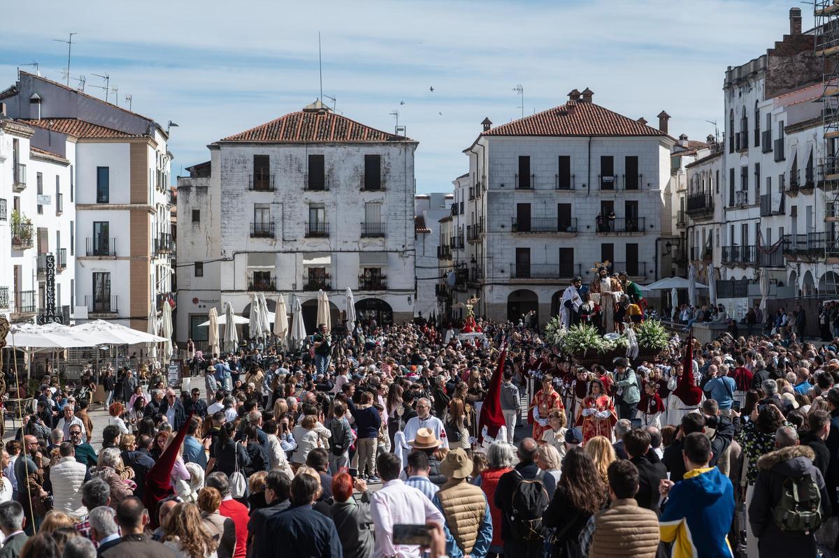 La Sagrada Cena, en una plaza Mayor llena