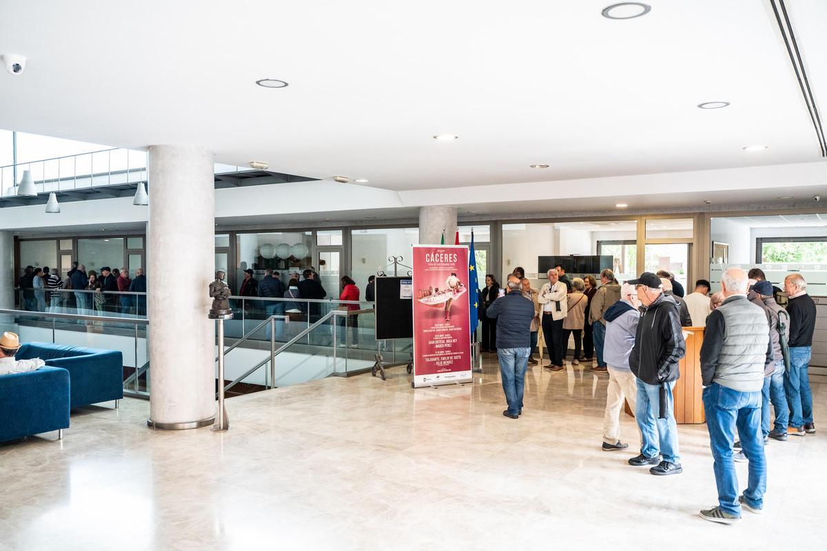 Galería | Largas colas en el Hotel Extremadura de Cáceres para renovar el abono de los toros