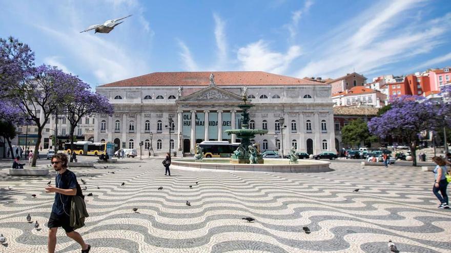 Ciudadanos en una plaza de la capital, Lisboa.