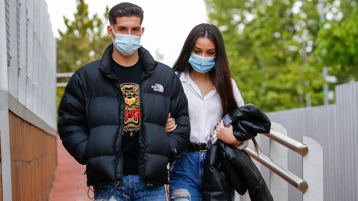 Julia Janeiro y su novio por la calle