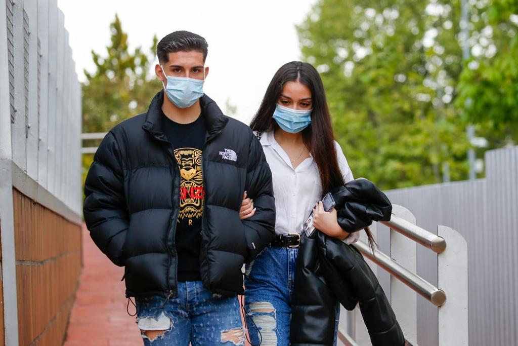 Julia Janeiro y su novio por la calle