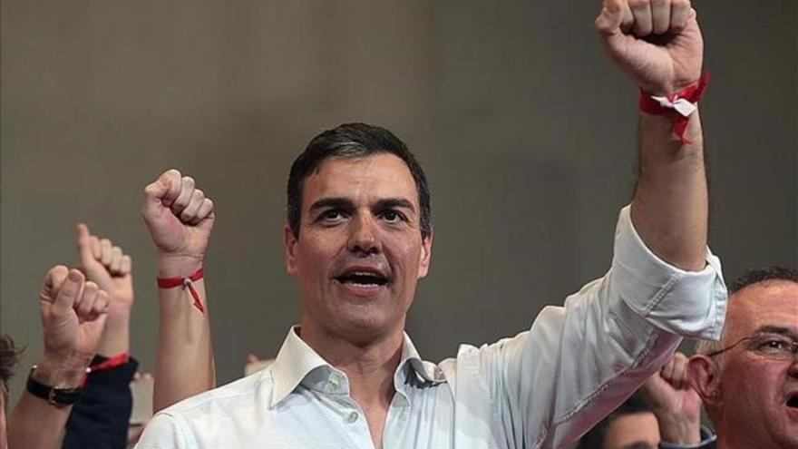 Pedro Sánchez contraprograma a Susana Díaz en su estreno