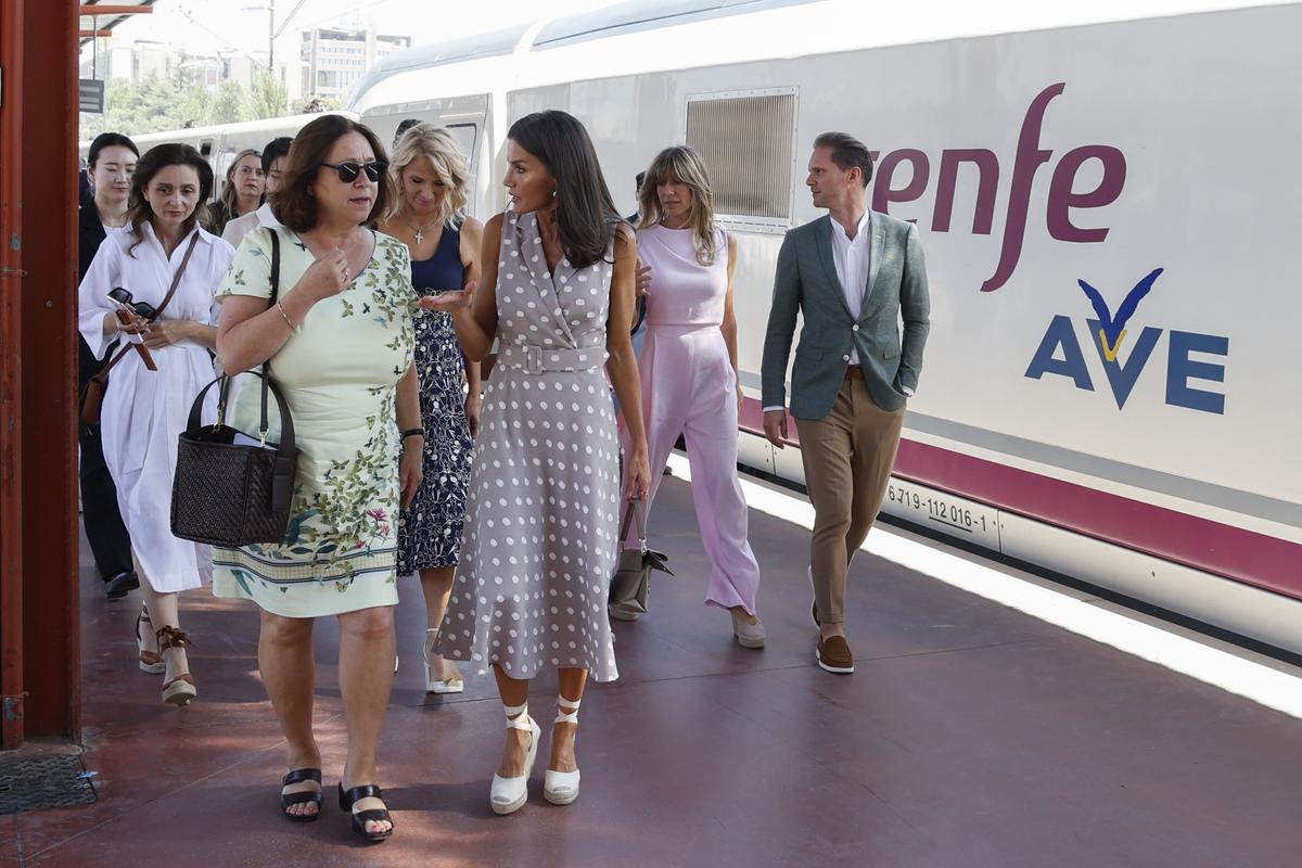 La reina Letizia y algunos de los acompañantes, en la estación del AVE de Madrid, a su vuelta de Segovia.