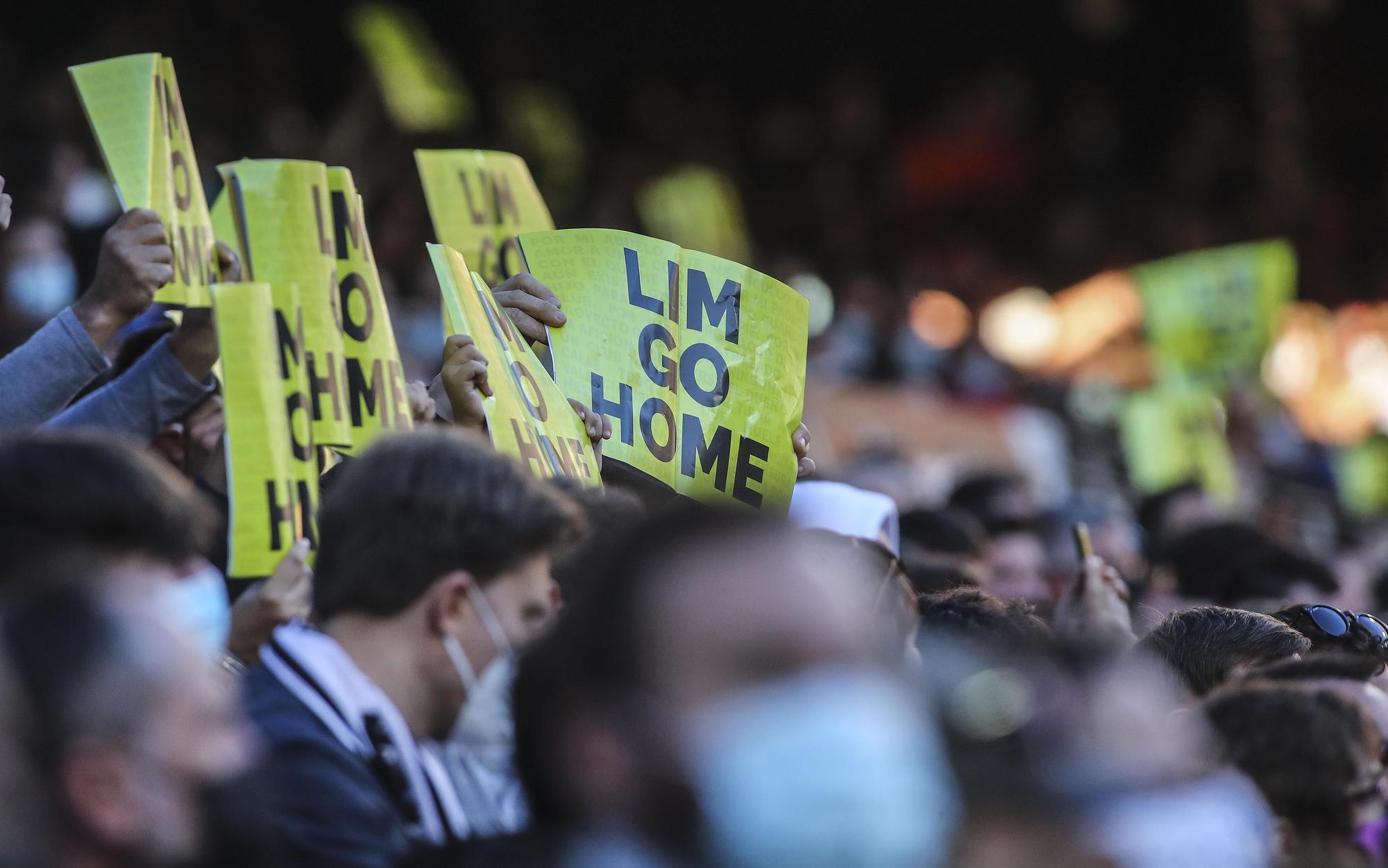 Protesta contra Lim en Mestalla