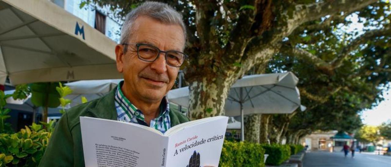 Ramón Caride Ogando, co seu libro, onte na Alameda de Vilagarcía.   | // IÑAKI ABELLA