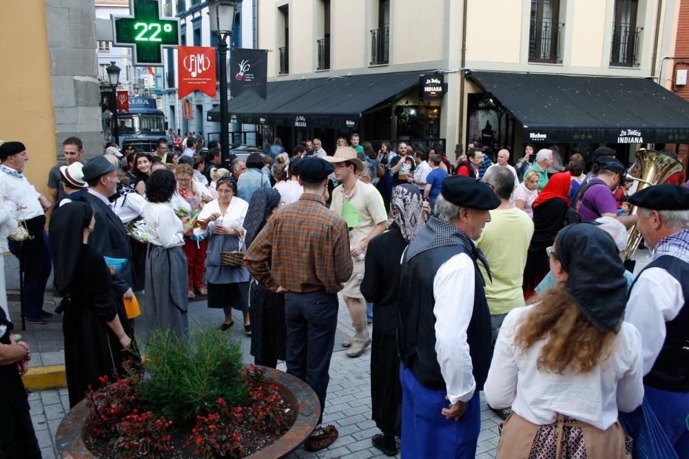 Llegada a Candás de los participantes en la semana de teatro costumbrista