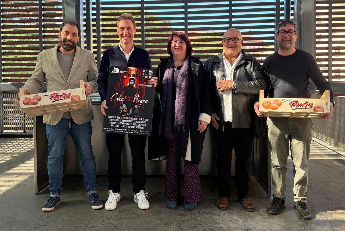 Xavi Gorro, Jordi Masquef, Mariona Seguranyes, Enrique Gómez i Jacint Casademont, durant la presentació del festival aquest dilluns al matí a l'altell de la plaça Catalunya de Figueres.