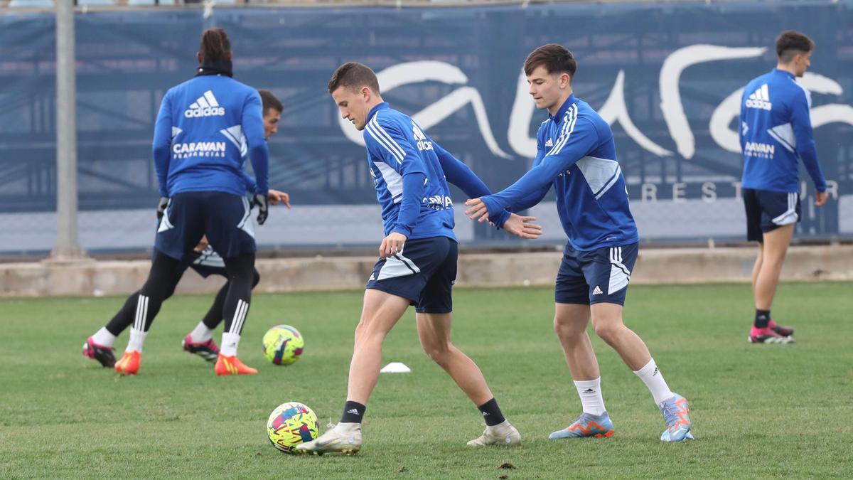 Paus Sans, junto a Nieto en un entrenamiento del Real Zaragoza.