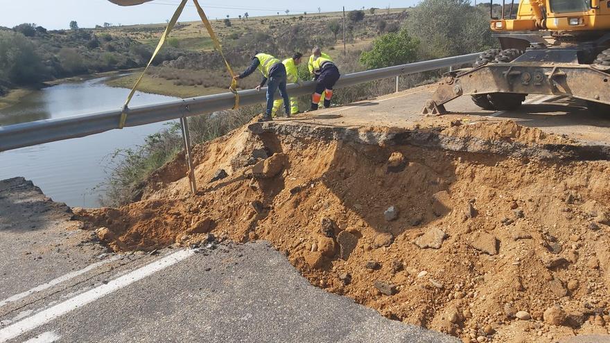 Los técnicos estudian el origen del socavón en la carretera de Villardeciervos