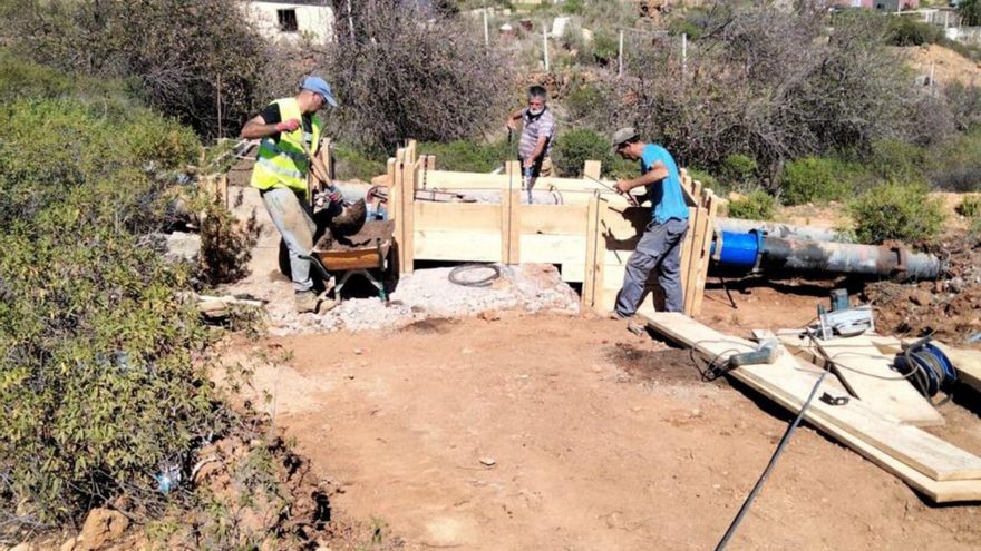 Operarios de El Rosario realizan unas obras.