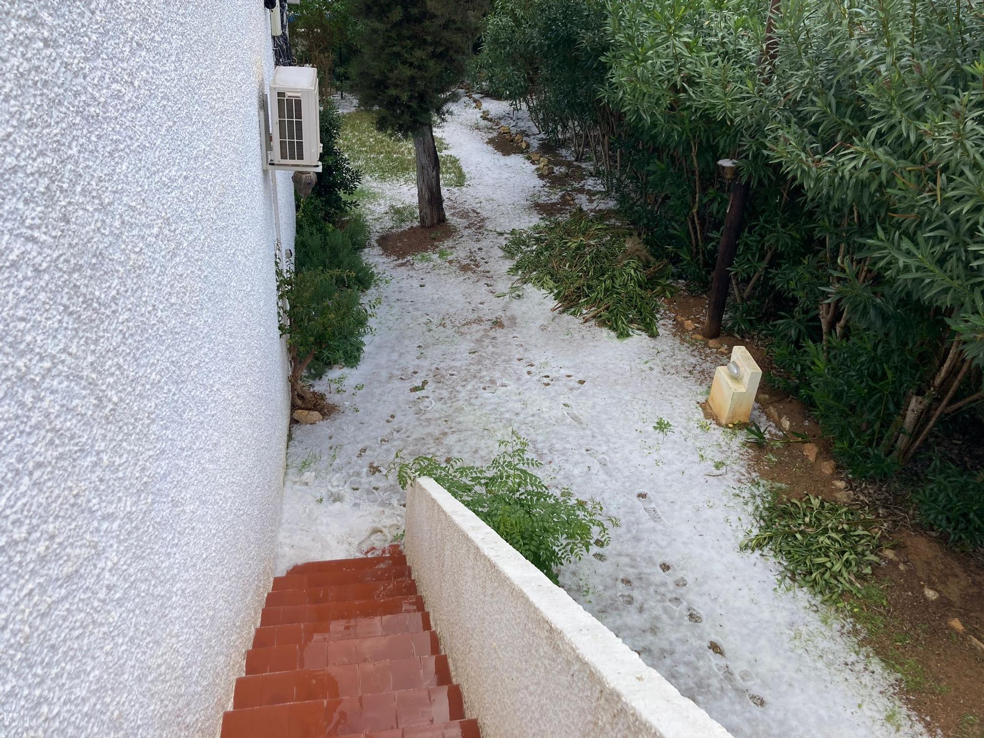 Bajada de temperaturas en Ibiza: Una manta de granizo cubre Siesta